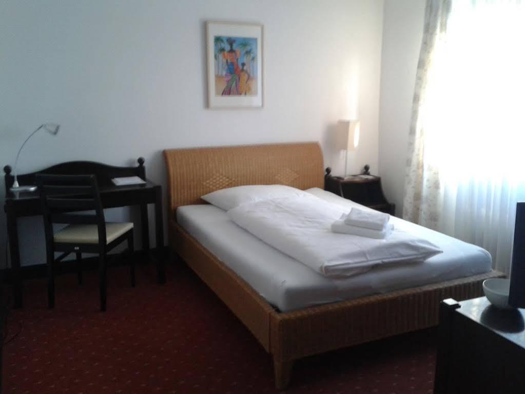 Hotel Zur Traube Moglingen Exterior photo