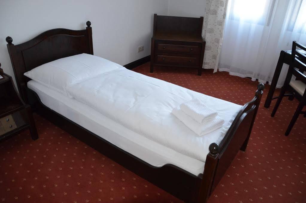 Hotel Zur Traube Moglingen Exterior photo